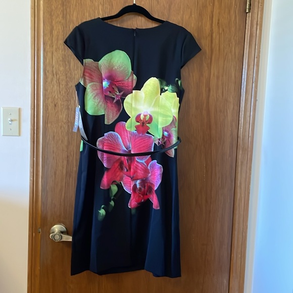 NWT! Lovely flowered shift dress with belt - Picture 5 of 5